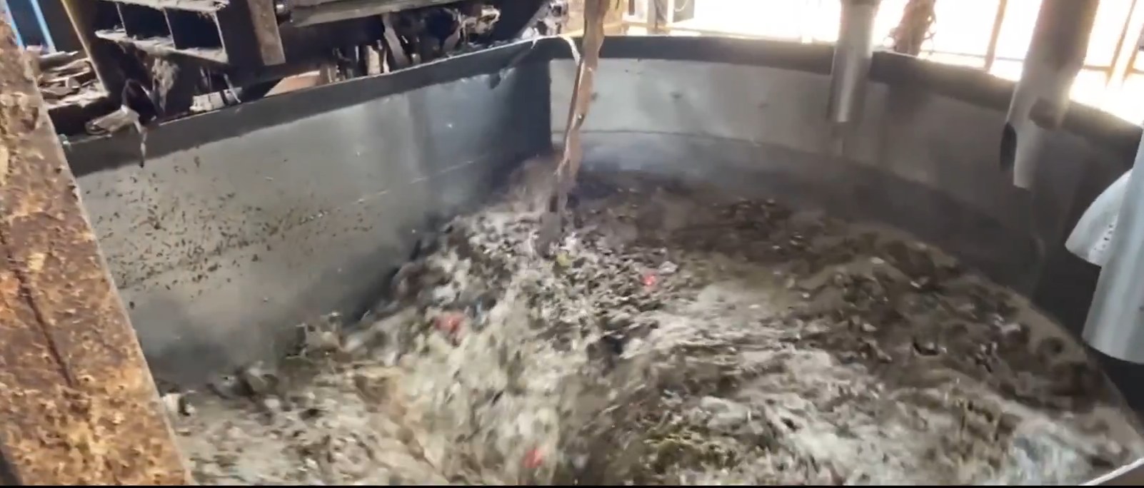 Recovered paper churning in a hydro-pulper